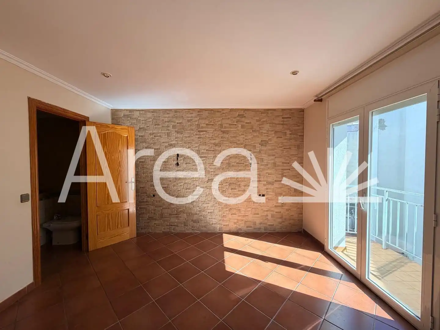 Wohnung zum Verkauf in Pineda de Mar mit Klimaanlage, Heizung und Balkon