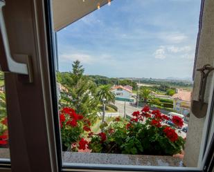 Vista exterior de Àtic en venda en Arnuero amb Terrassa