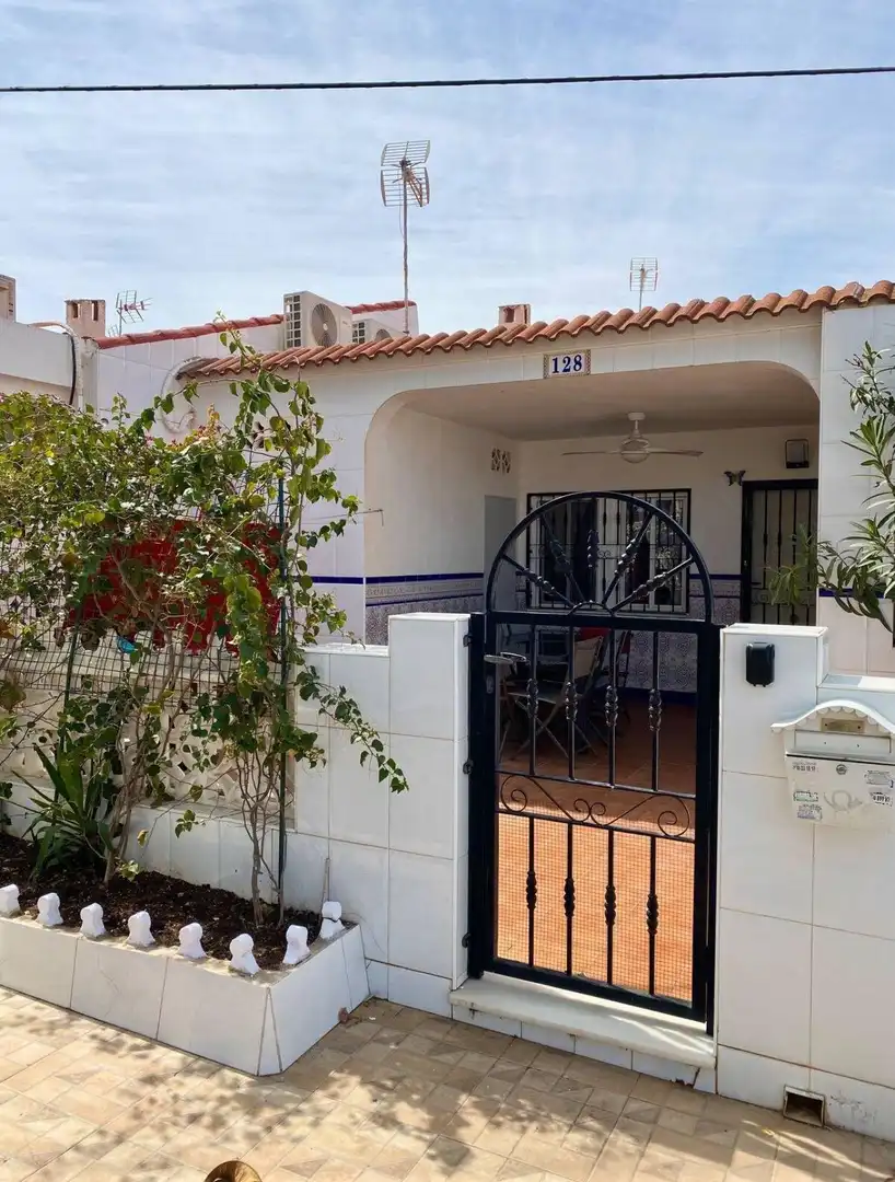 Vista exterior de Finca rústica en venda en Torrevieja amb Aire condicionat, Jardí privat i Piscina