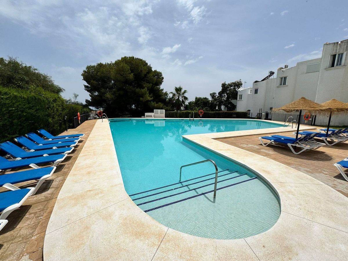 Swimming pool of Single-family semi-detached for sale in Marbella  with Terrace, Alarm and Community pool