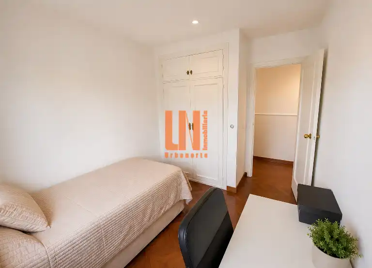 Habitación de Piso en venta en Madrid con Calefacción, Terraza y Piscina comunitaria