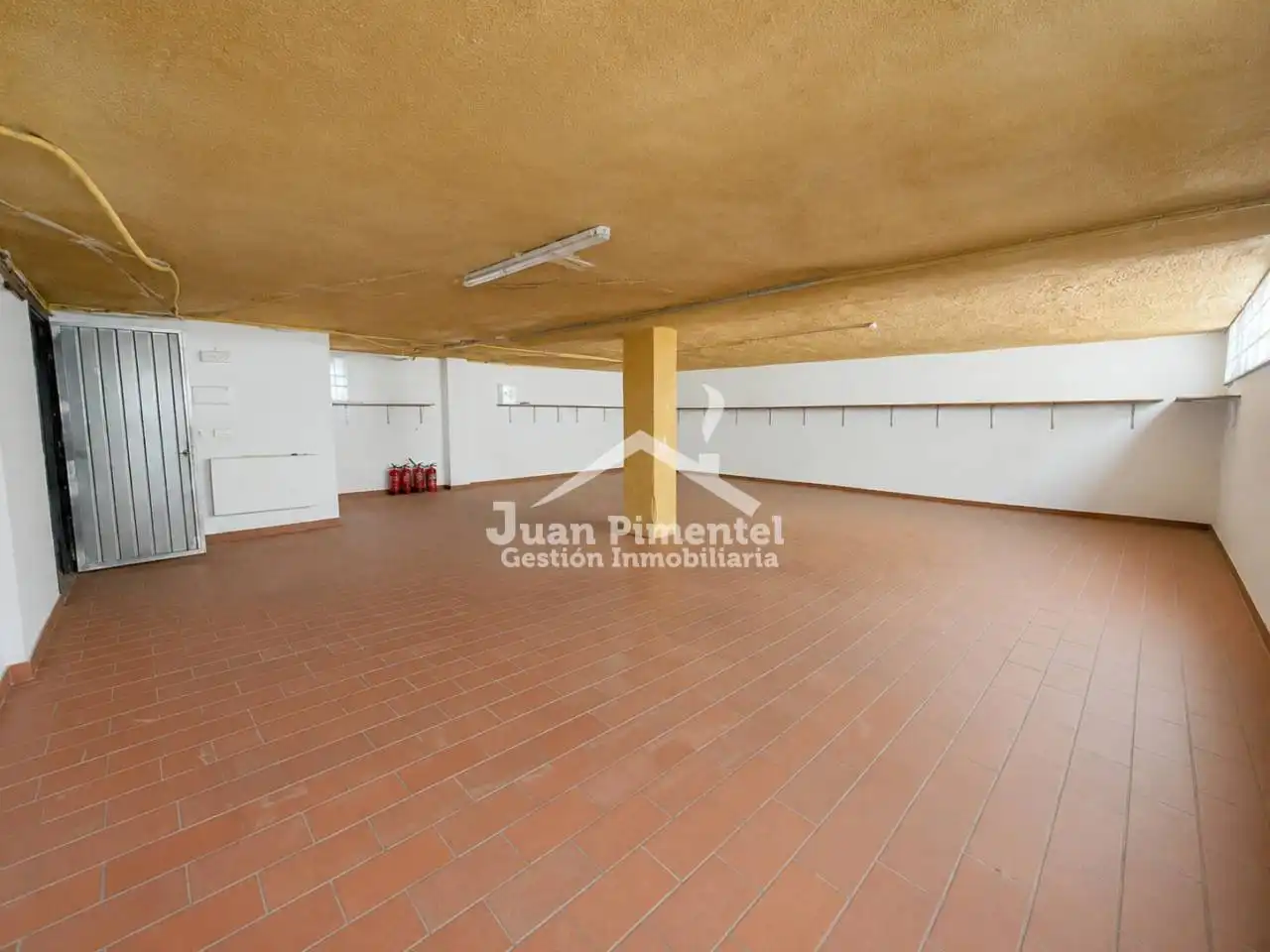 Locale commerciale in affitto a Calle Miguel de Cervantes 1