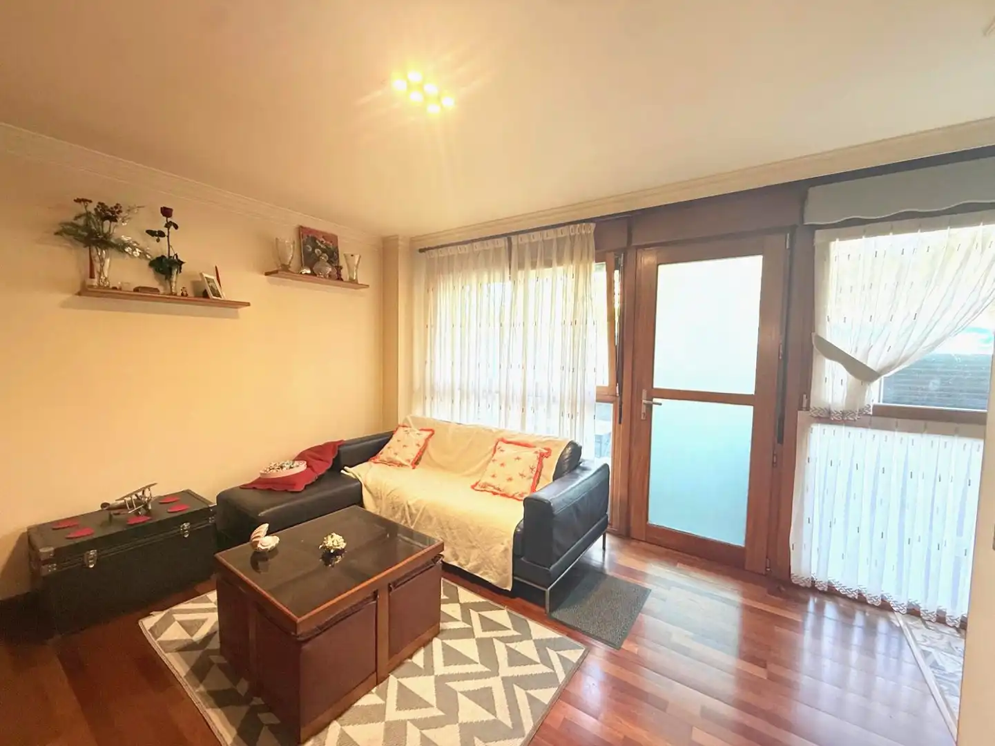 Sala de estar de Piso en venta en Avilés con Calefacción, Terraza y Amueblado