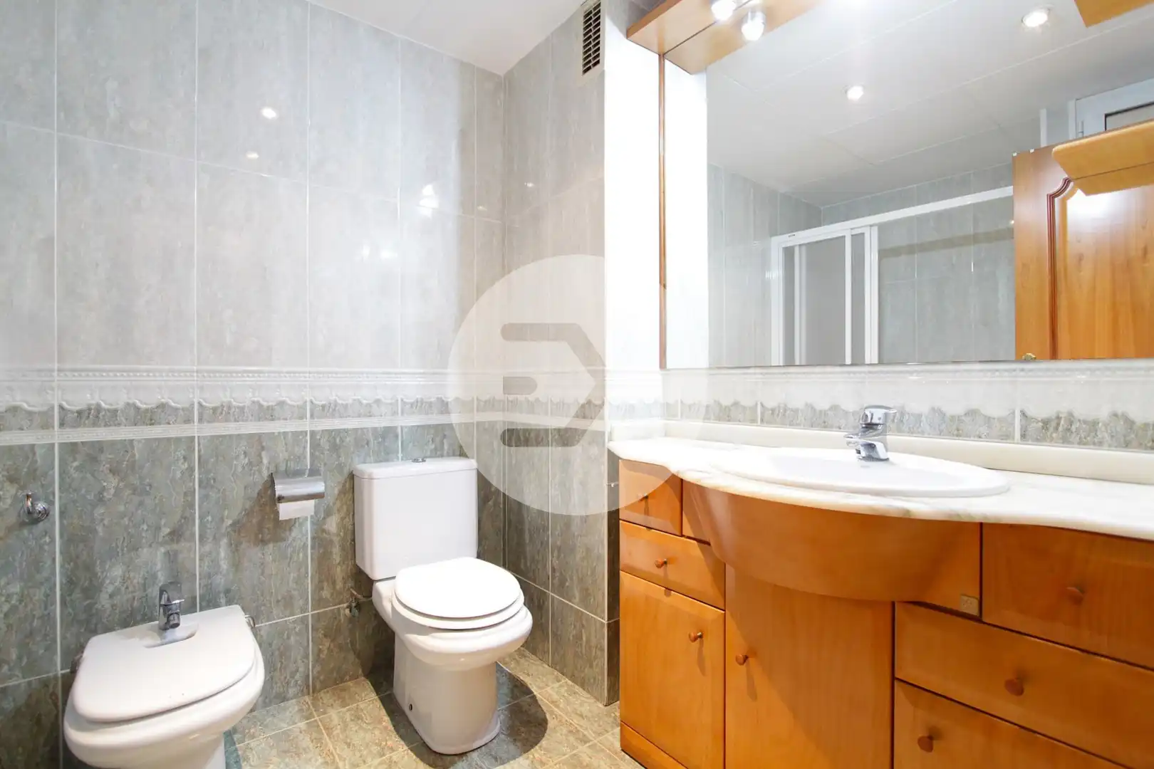 Badezimmer von Wohnung zum Verkauf in Castelldefels mit Parkett, Ofen und Balkon