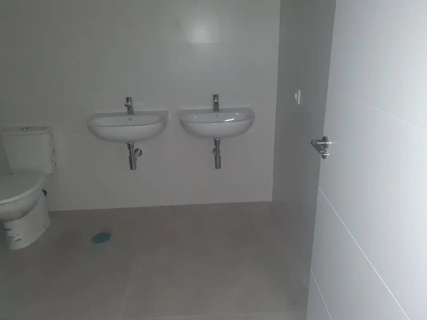 Badezimmer von Fabrikhallen zur Miete in Los Palacios y Villafranca