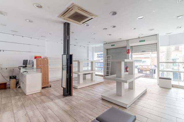 Local comercial en Alquiler en Calle de Antonio López en Comillas