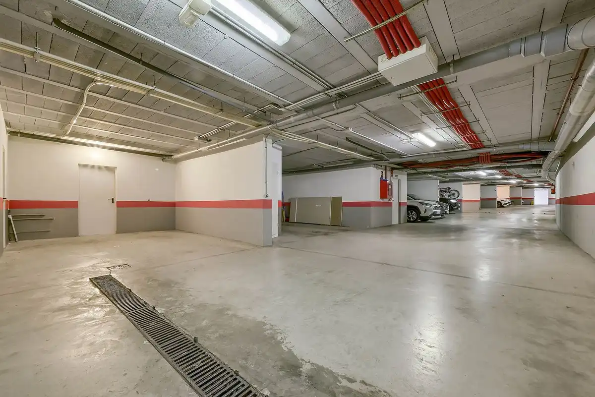 Parkplatz von Einfamilien-Reihenhaus zum Verkauf in Marbella mit Klimaanlage und Terrasse