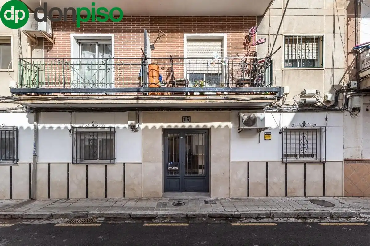 Vista exterior de Piso en venta en Granada