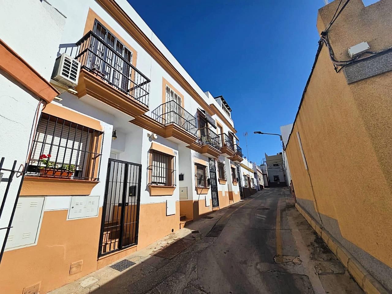 Vista exterior de Casa adosada en venda en Chiclana de la Frontera amb Terrassa, Traster i Balcó
