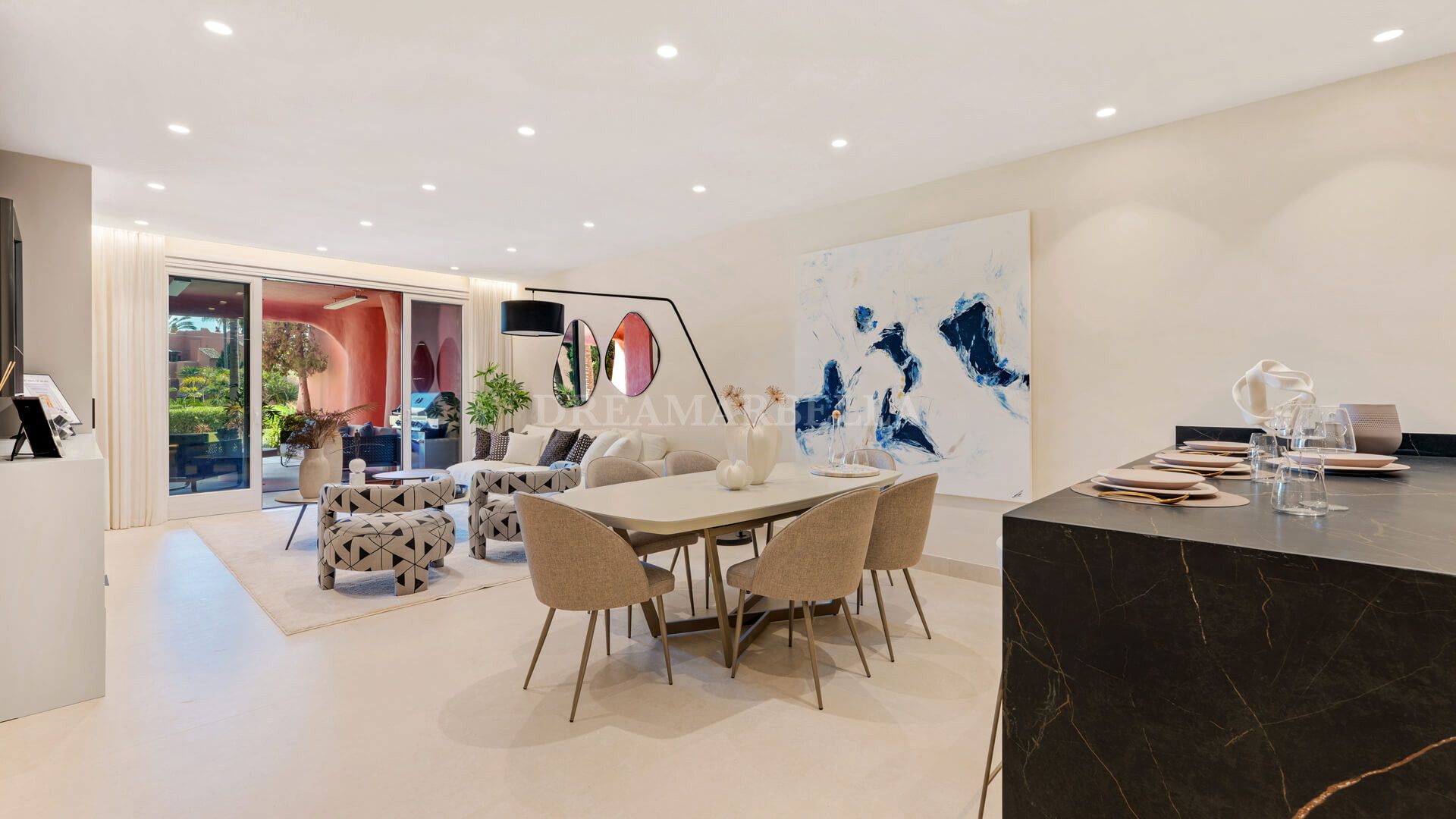 Menjador de Planta baixa en venda en Estepona amb Aire condicionat, Jardí privat i Terrassa