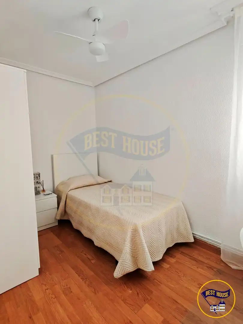 Habitación de Piso de alquiler en Cuenca con Calefacción, Parquet y Amueblado