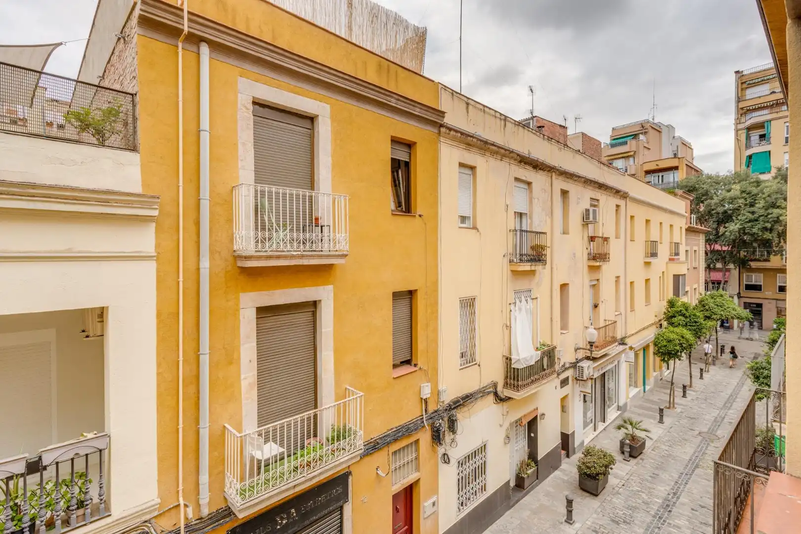 Außenansicht von Einfamilien-Reihenhaus zum Verkauf in Barcelona mit Klimaanlage, Heizung und Terrasse