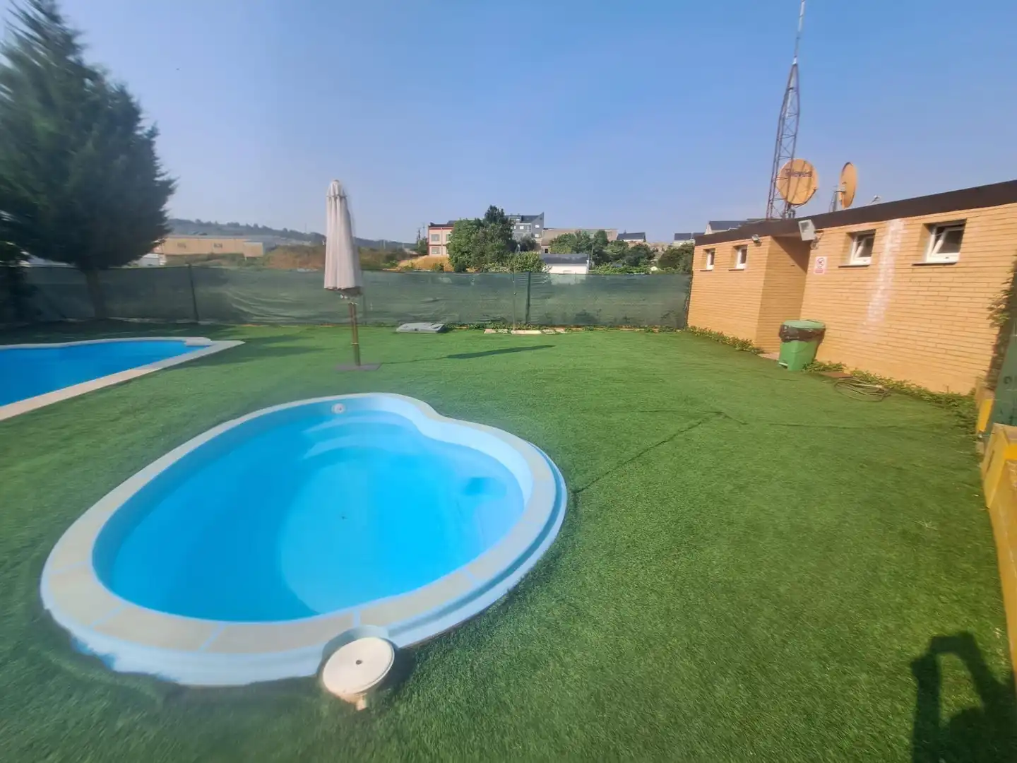 Piscina de Casa adosada en venta en Bembibre con Calefacción, Terraza y Balcón