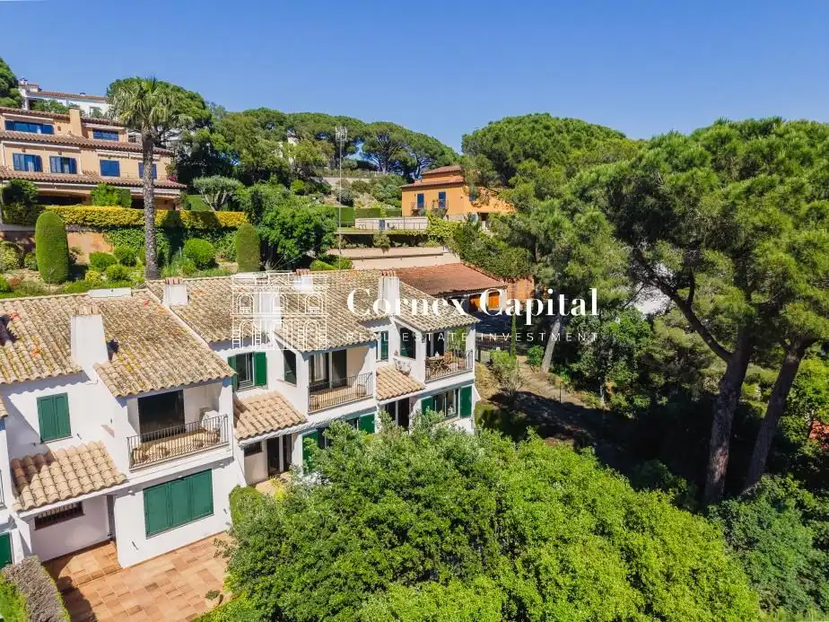 Vista exterior de Casa adosada en venda en Palafrugell amb Aire condicionat, Calefacció i Jardí privat