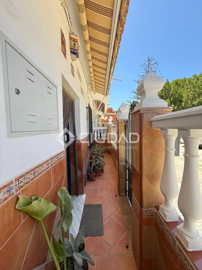 Vista exterior de Casa o xalet en venda en Chipiona amb Aire condicionat