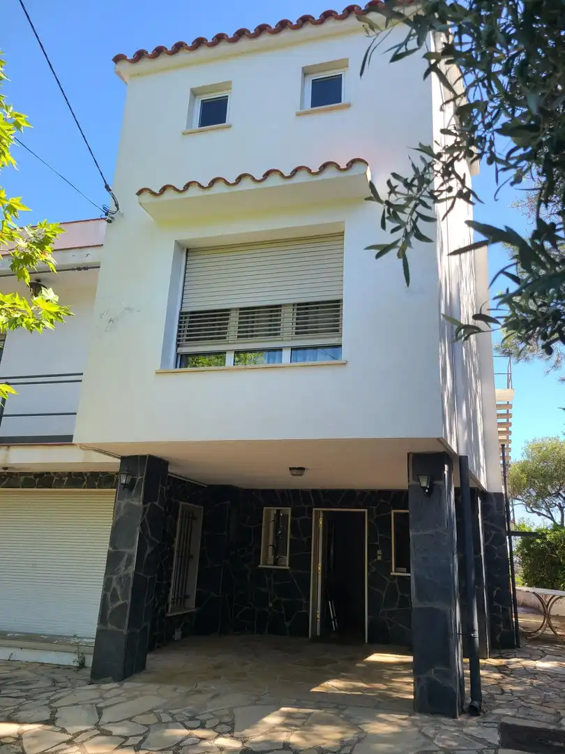 Vista exterior de Casa o xalet en venda en Llançà amb Calefacció, Terrassa i Traster
