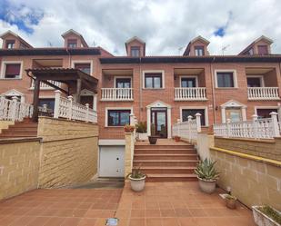 Exterior view of Single-family semi-detached for sale in Cigales  with Heating and Terrace