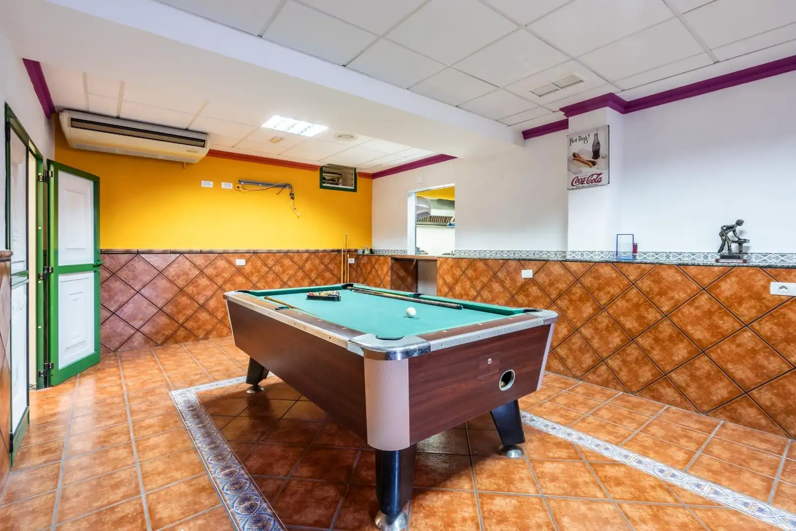 Piscina de Local en venda en Arico amb Aire condicionat i Moblat