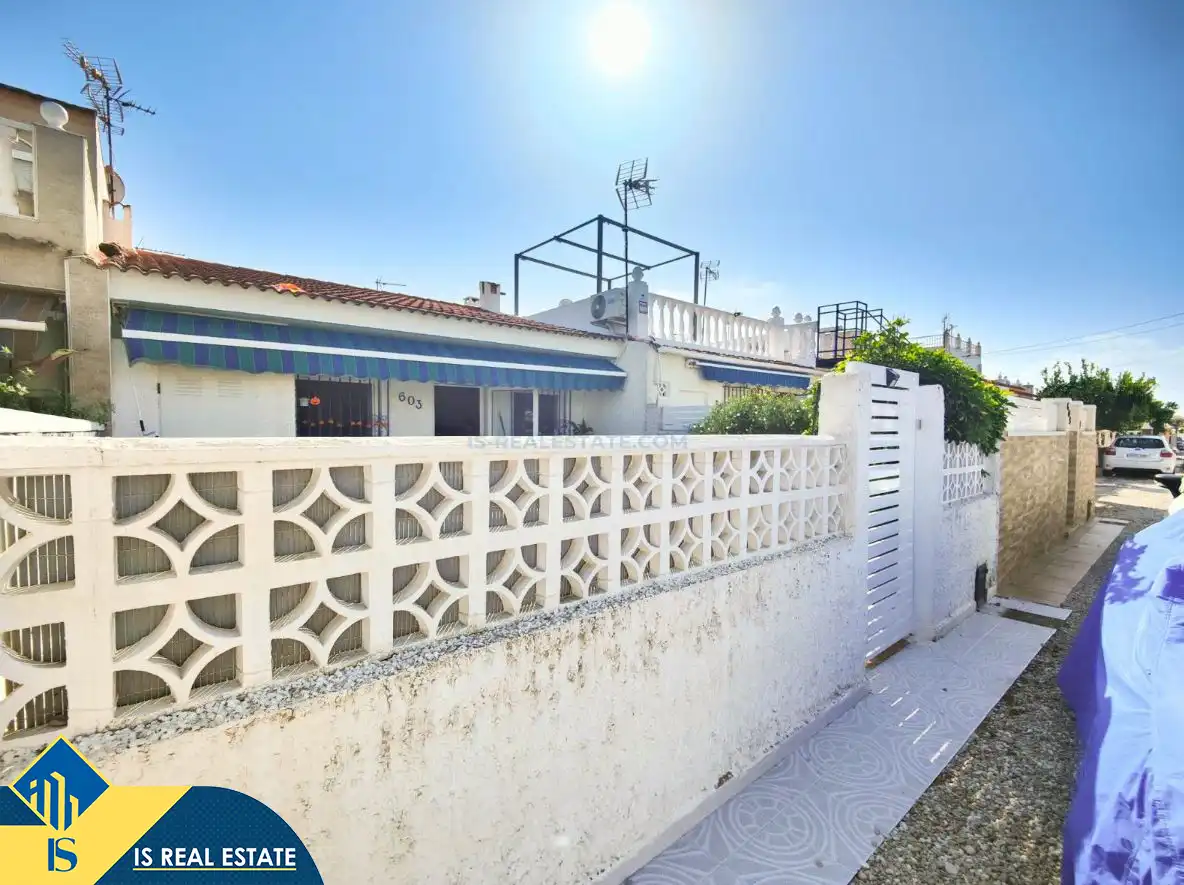Vista exterior de Casa adosada en venta en Torrevieja con Aire acondicionado, Calefacción y Jardín privado