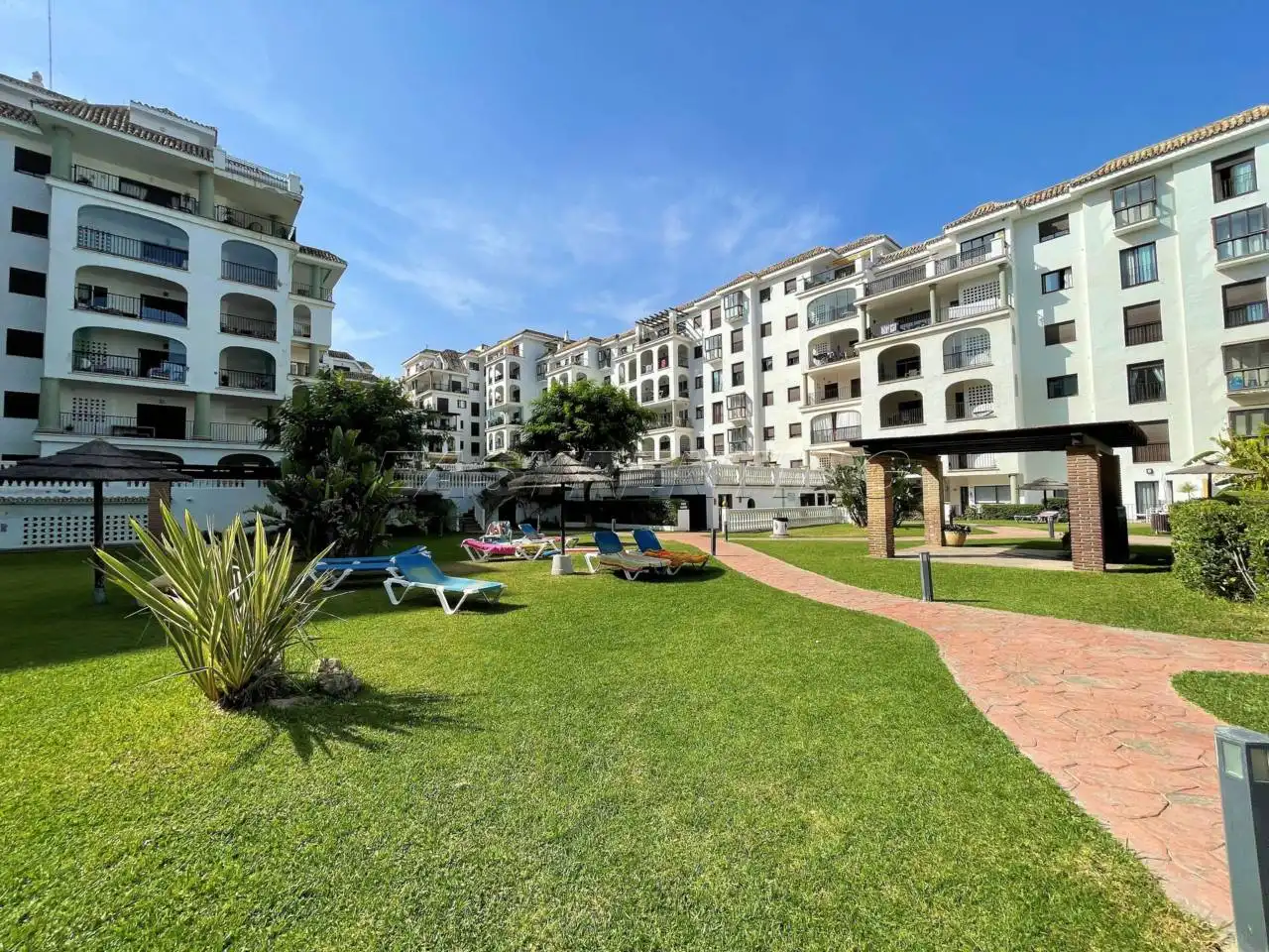 Vista exterior de Apartamento de alquiler en Manilva con Terraza, Amueblado y Alarma