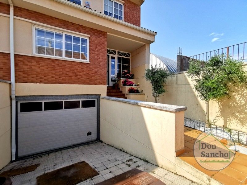 Vista exterior de Casa adosada en venta en Villanubla con Calefacción, Terraza y Amueblado