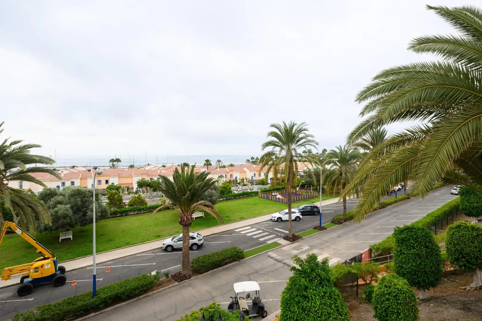 Außenansicht von Einfamilien-Reihenhaus zur Miete in San Bartolomé de Tirajana mit Klimaanlage, Privatgarten und Terrasse