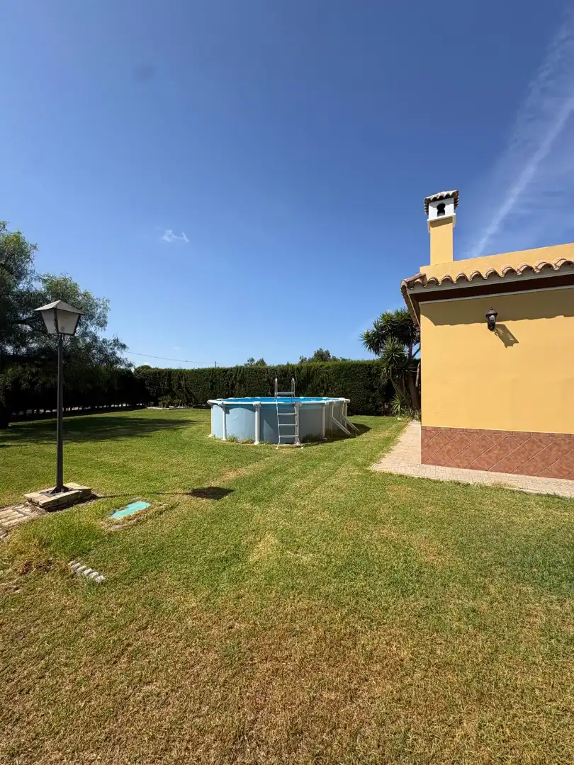 Piscina de Finca rústica en venta en Chipiona con Amueblado