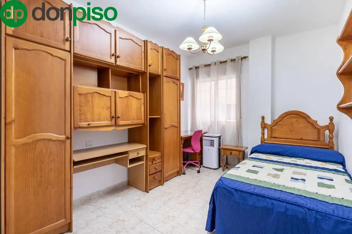 Habitación de Piso en venta en Granada con Amueblado