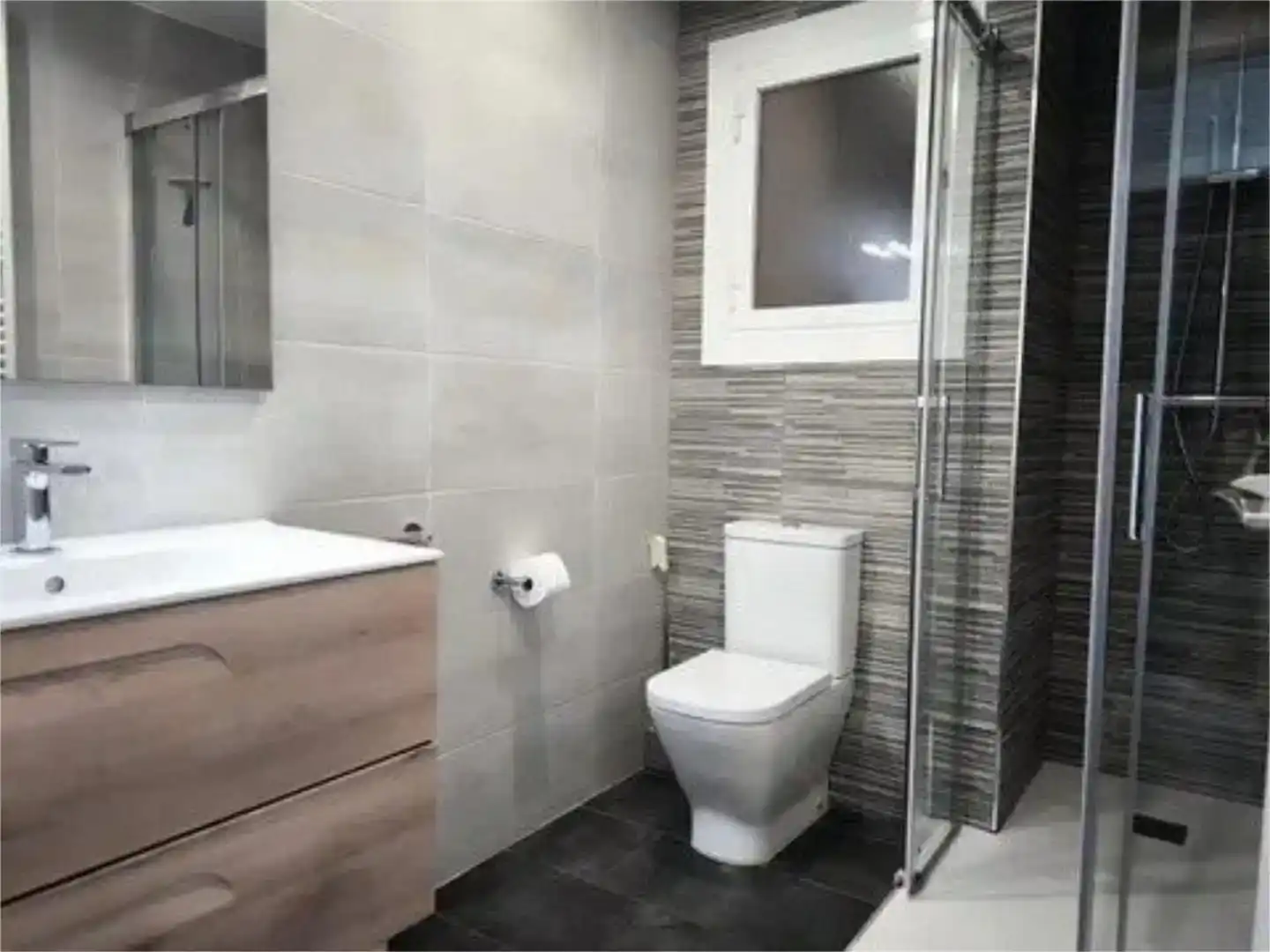 Badezimmer von Dachboden zum Verkauf in Blanes mit Schwimmbad und Balkon