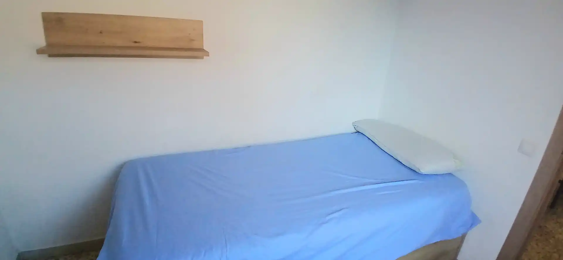 Dormitori de Pis per a compartir en Almería amb Aire condicionat, Terrassa i Moblat