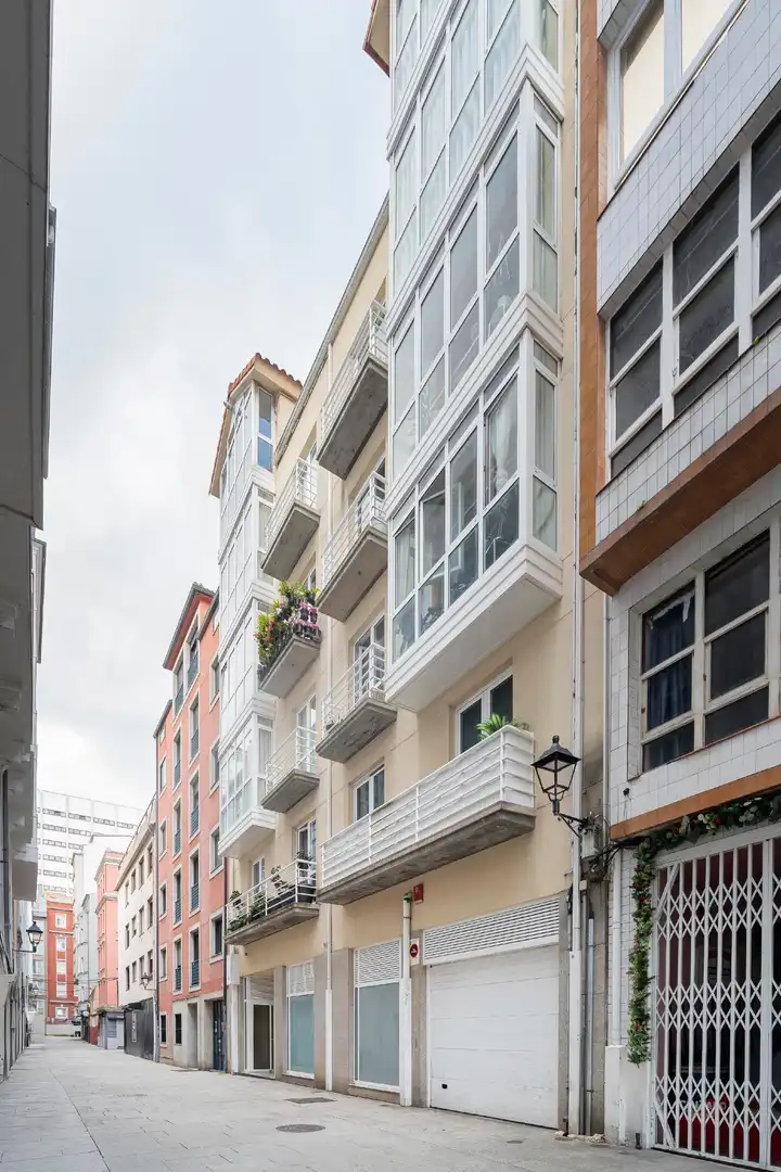 Außenansicht von Wohnungen zum Verkauf in A Coruña Capital  mit Heizung, Parkett und Abstellraum
