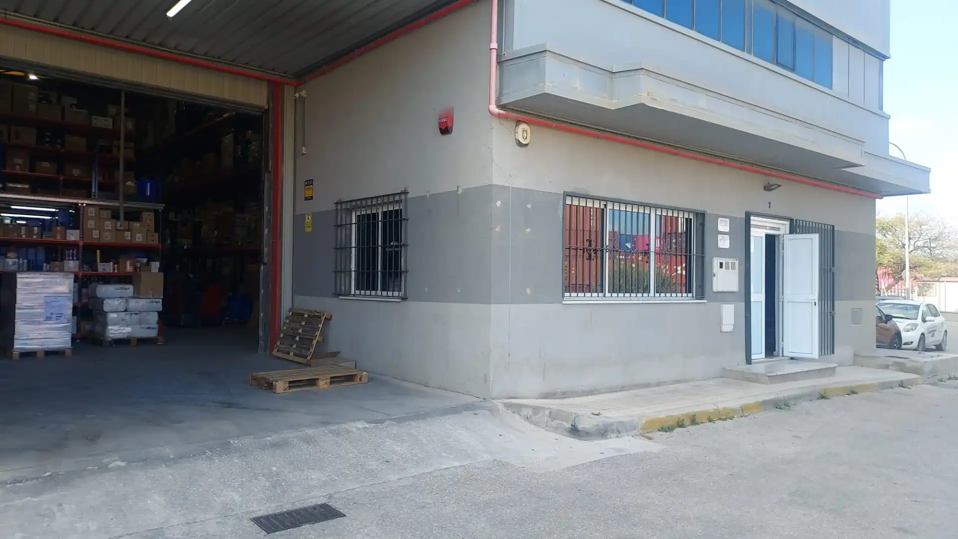 Vista exterior de Nave industrial de alquiler en Algeciras