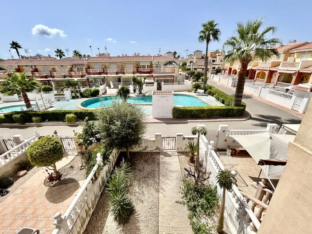 Vista exterior de Casa o xalet en venda en Rojales amb Aire condicionat i Piscina