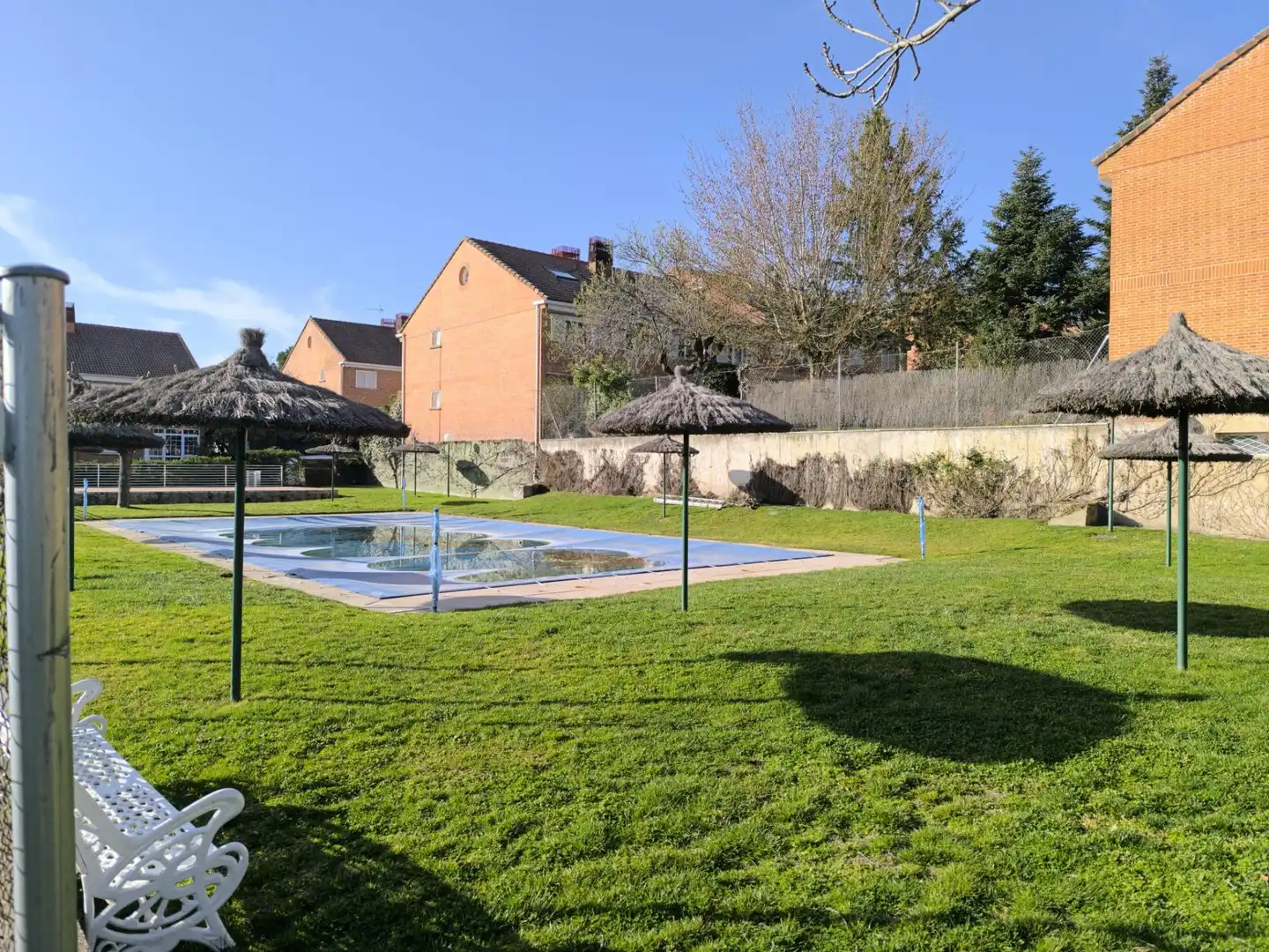 Schwimmbecken von Einfamilien-Reihenhaus zum Verkauf in San Lorenzo de El Escorial mit Heizung, Privatgarten und Abstellraum