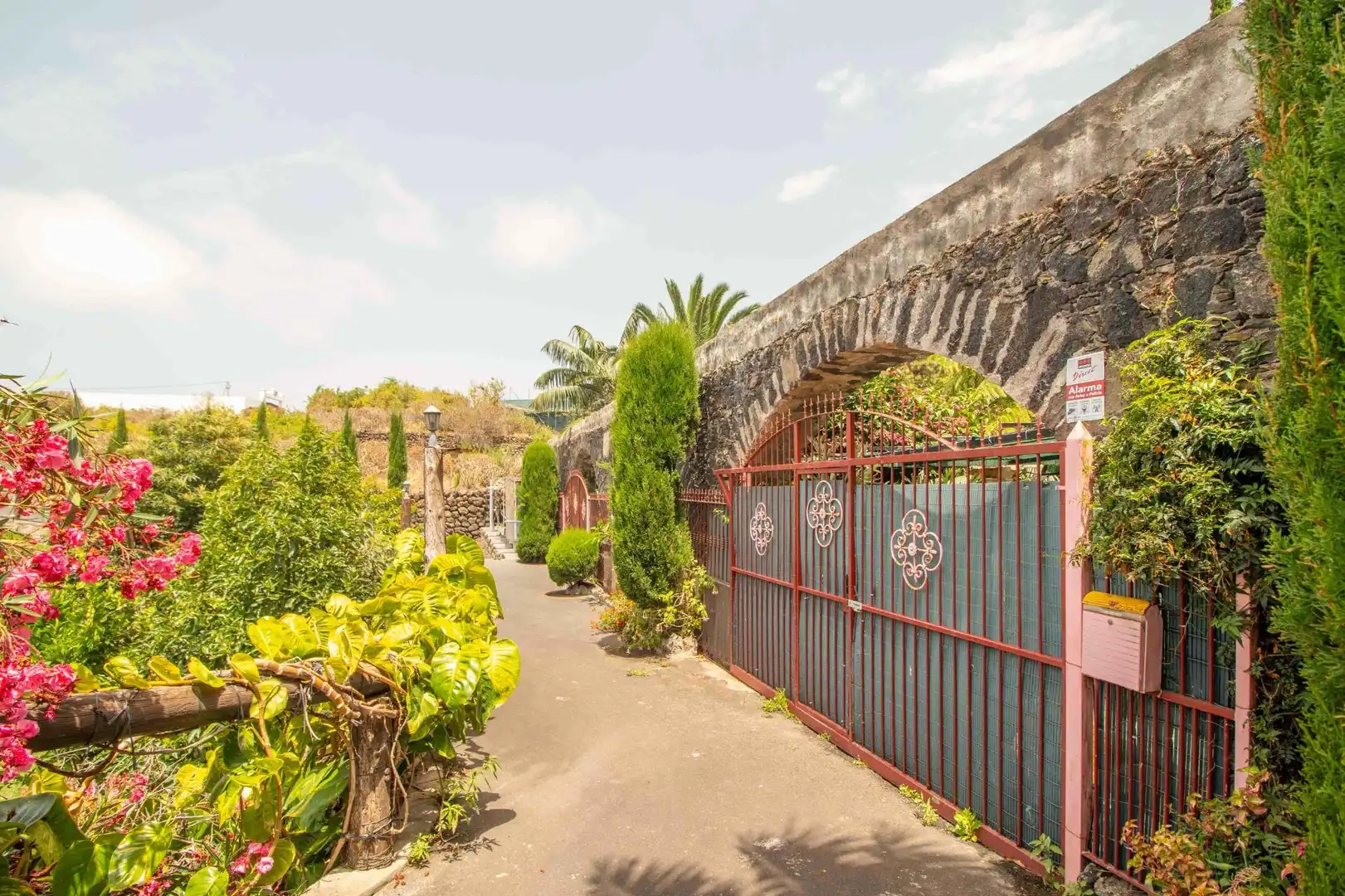 Vista exterior de Casa o xalet en venda en Icod de los Vinos amb Jardí privat, Terrassa i Traster
