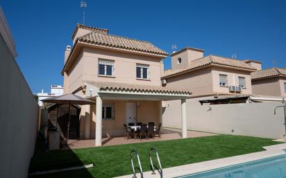 Vista exterior de Casa o xalet en venda en Chipiona amb Terrassa i Piscina