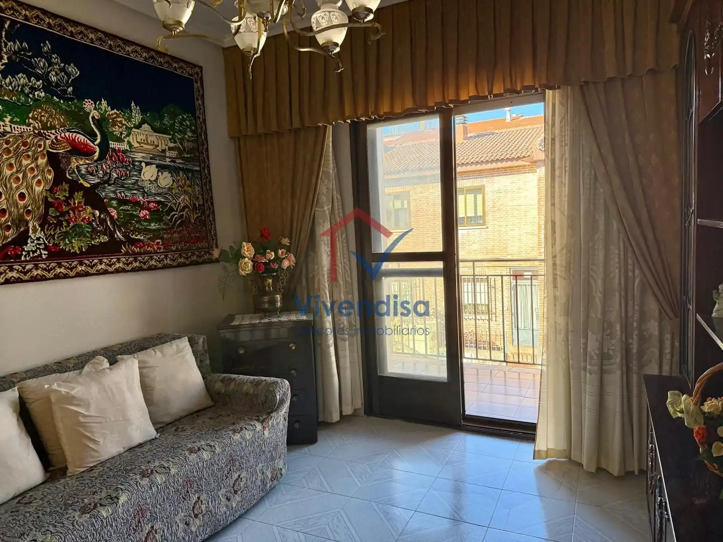 Sala d'estar de Casa adosada en venda en Marchamalo amb Calefacció, Jardí privat i Terrassa
