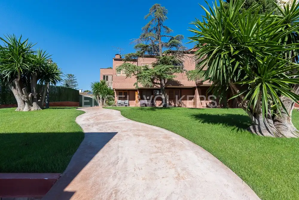 Vista exterior de Casa o xalet en venda en Paterna amb Aire condicionat, Calefacció i Jardí privat