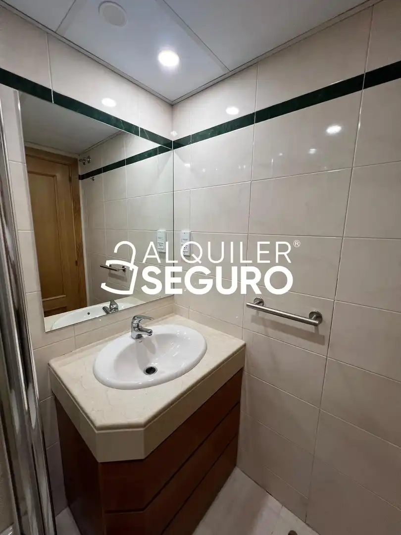 Bany de Pis de lloguer en Madrid amb Aire condicionat, Calefacció i Traster
