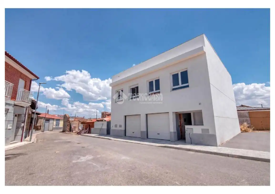 Vista exterior de Casa adosada en venta en Calvarrasa de Abajo con Calefacción y Terraza