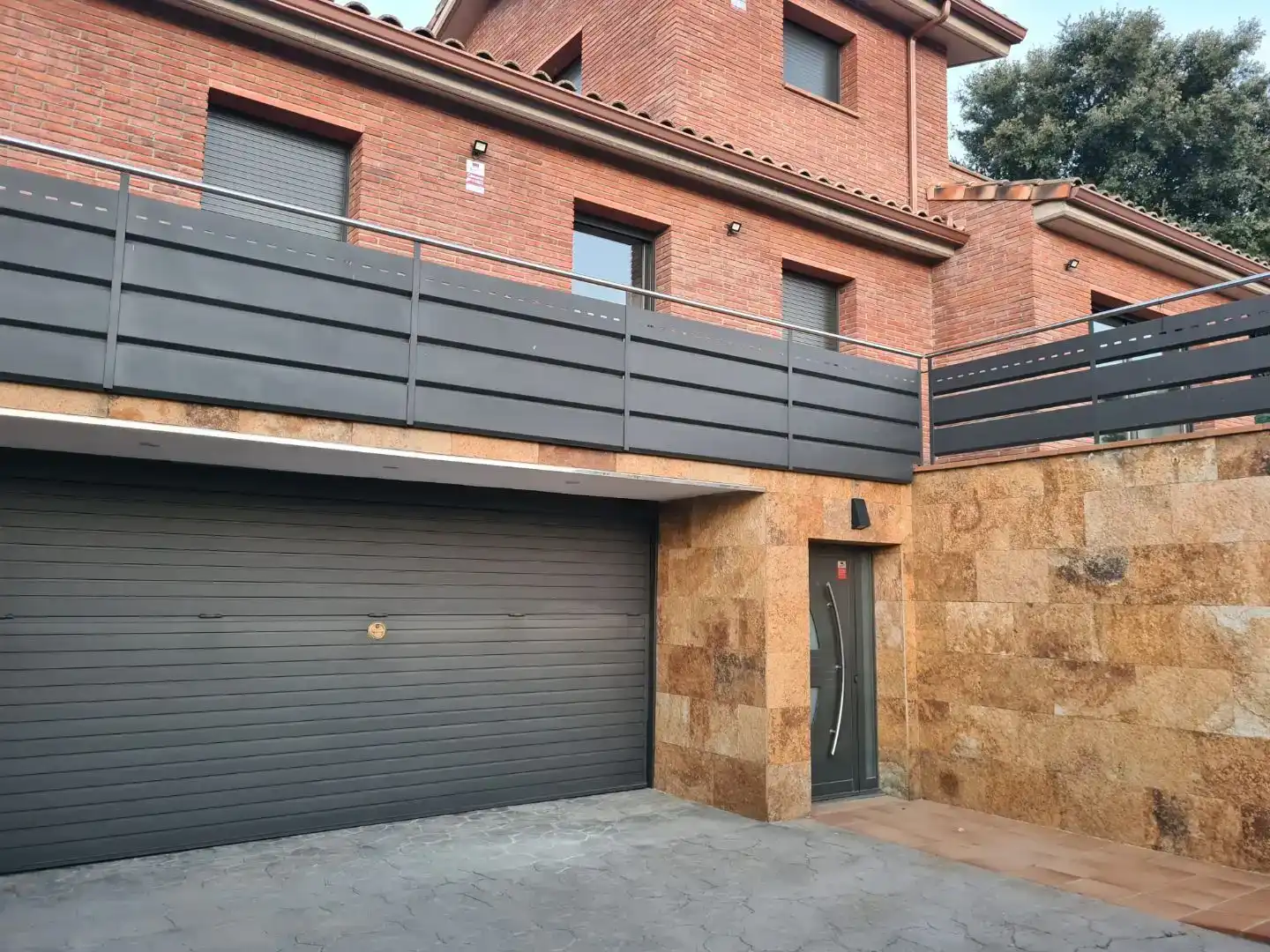 Vista exterior de Casa o xalet en venda en La Roca del Vallès amb Aire condicionat