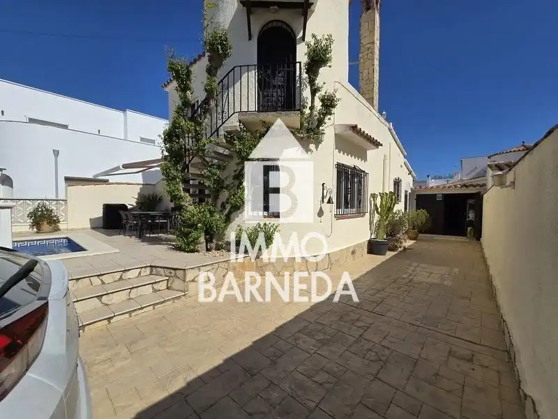 Vista exterior de Casa o xalet en venda en Empuriabrava amb Aire condicionat, Calefacció i Piscina