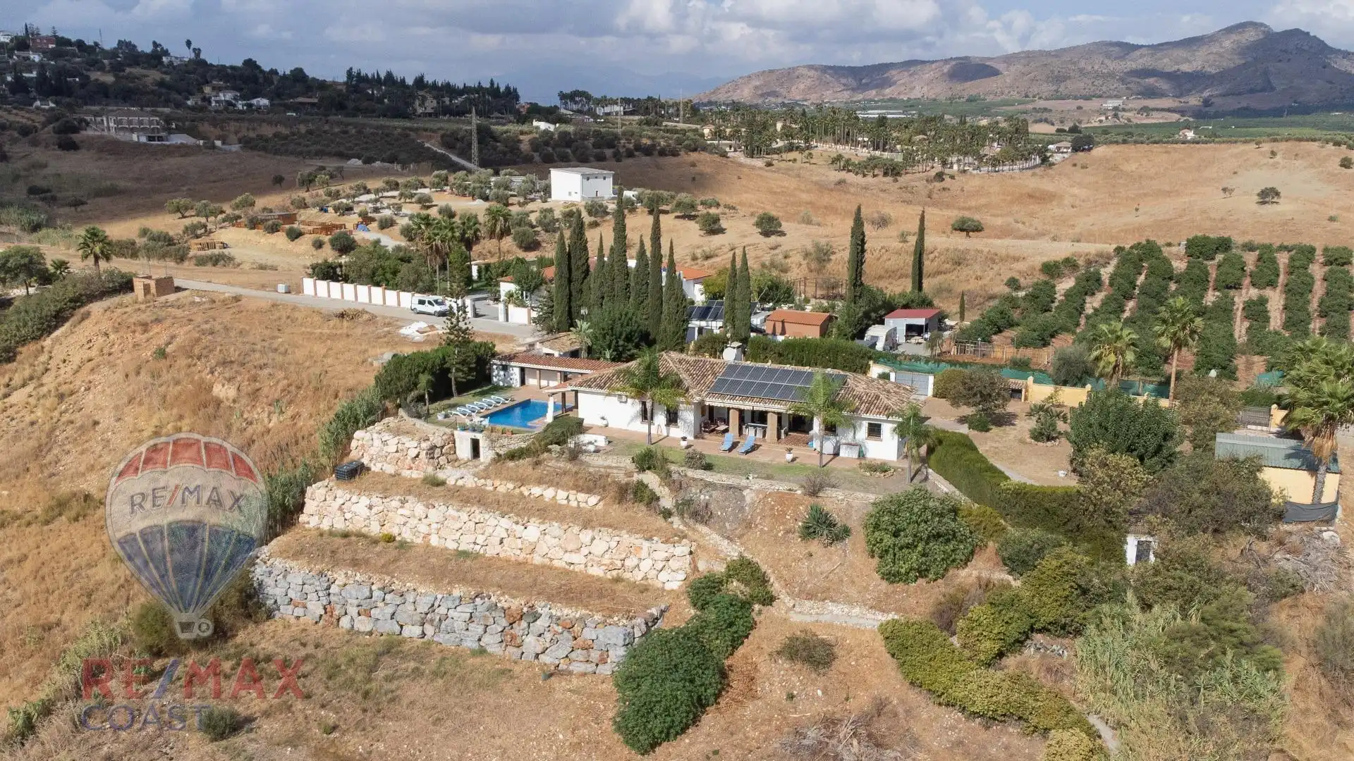 Vista exterior de Casa o xalet en venda en Alhaurín de la Torre amb Aire condicionat, Jardí privat i Terrassa