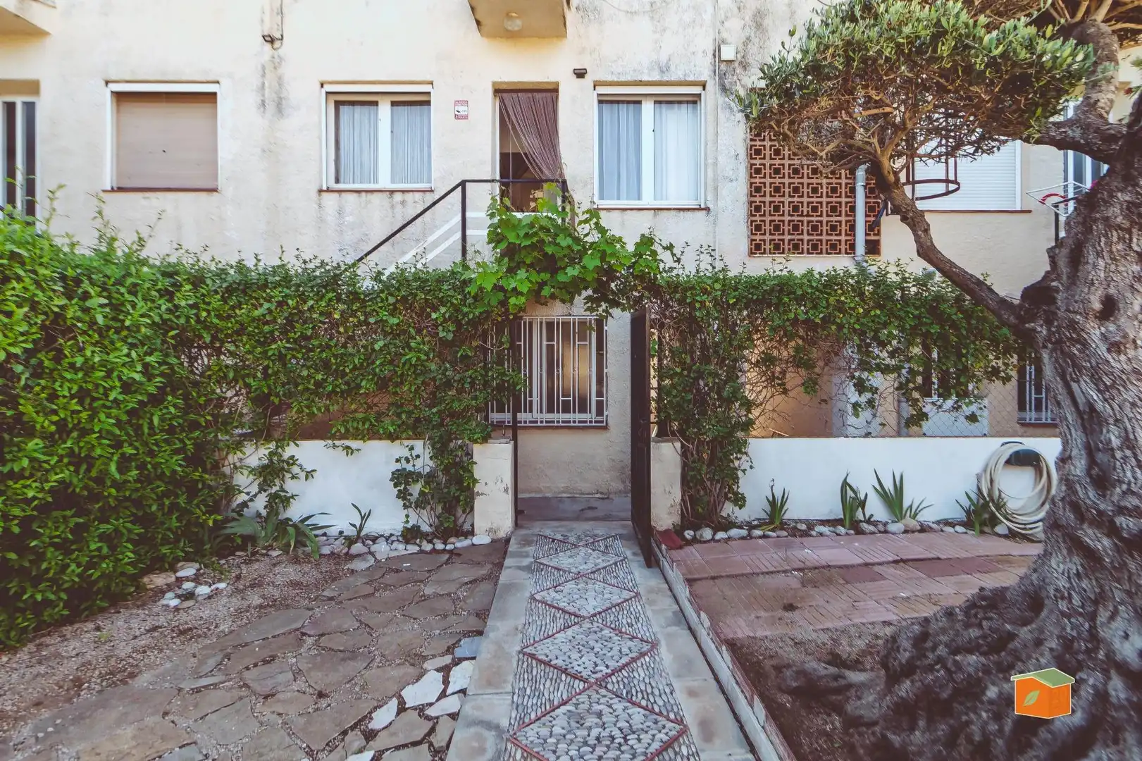Vista exterior de Casa adosada en venda en Alcanar amb Jardí privat, Terrassa i Moblat