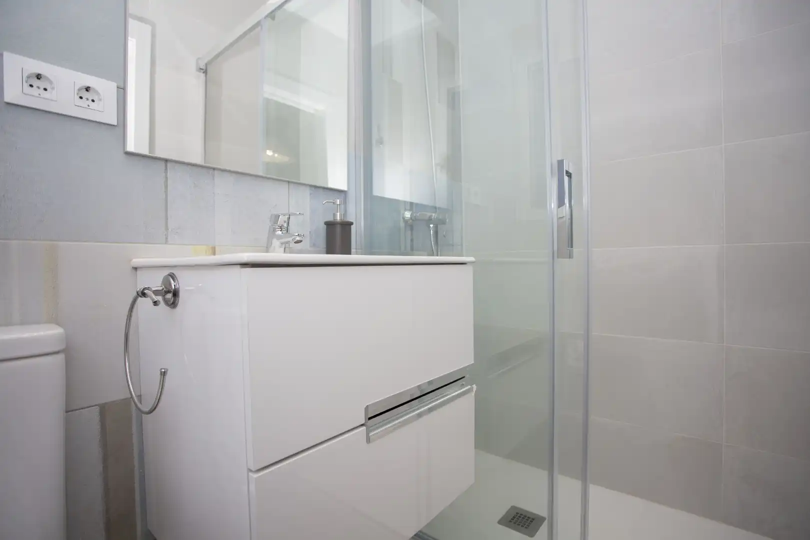 Bathroom of Flat for share in Valencia  with Air Conditioner, Parquet flooring and Furnished