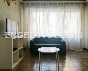 Sala d'estar de Apartament de lloguer en  Madrid Capital amb Calefacció, Parquet i Terrassa