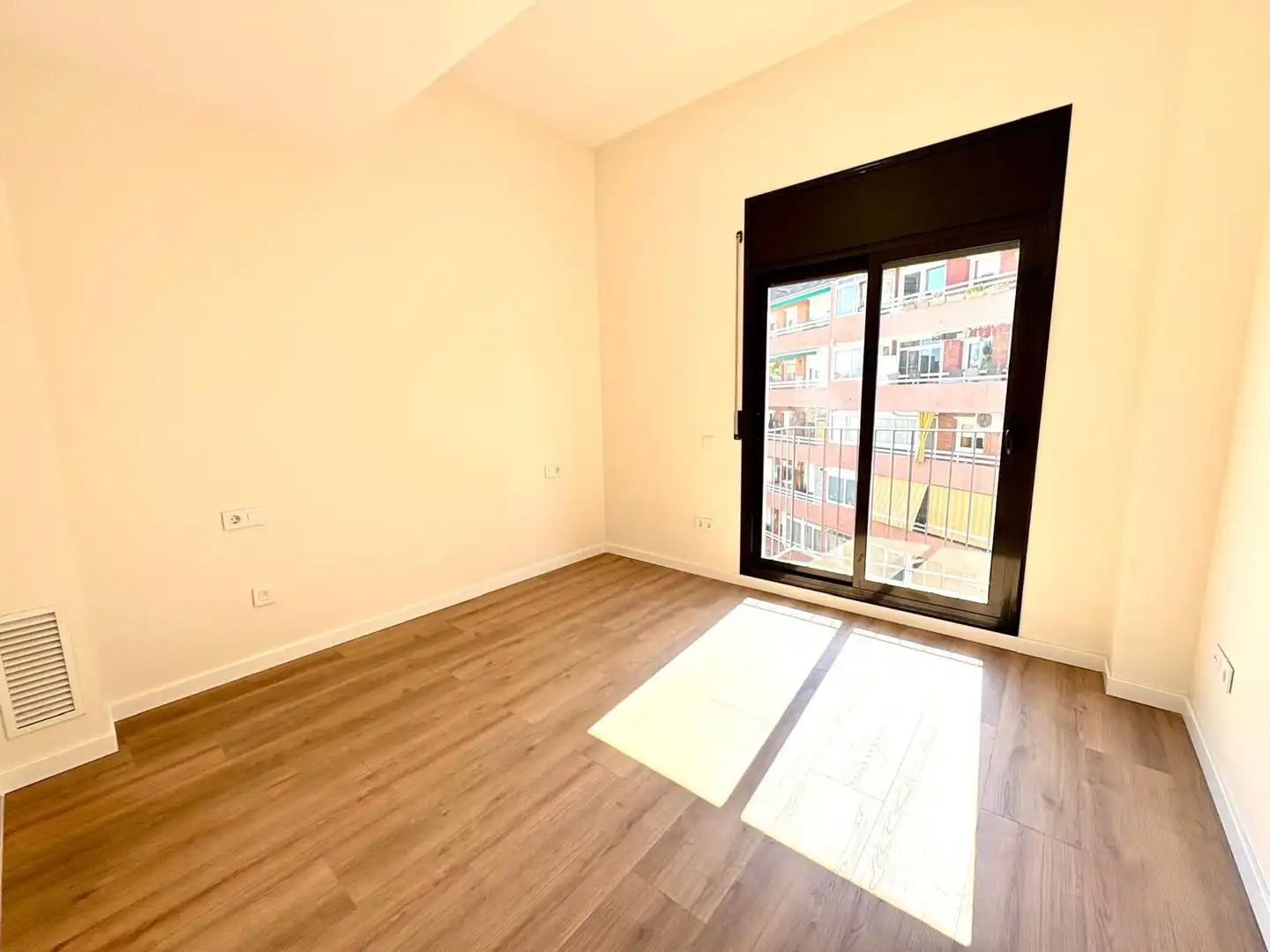 Habitación de Ático en venta en Santa Perpètua de Mogoda con Aire acondicionado, Calefacción y Parquet