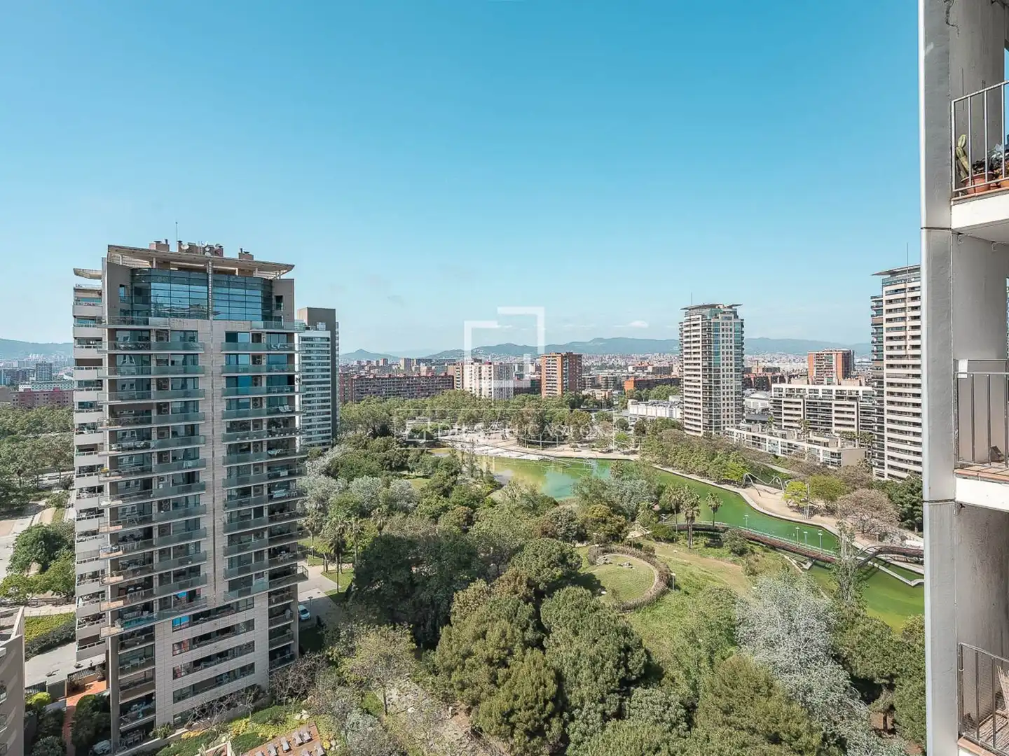Außenansicht von Wohnung zum Verkauf in Barcelona mit Klimaanlage, Heizung und Abstellraum