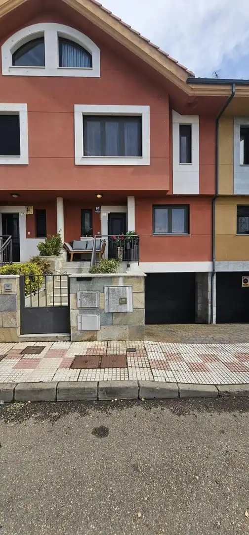 Außenansicht von Einfamilien-Reihenhaus zum Verkauf in Villaquilambre mit Heizung, Privatgarten und Parkett