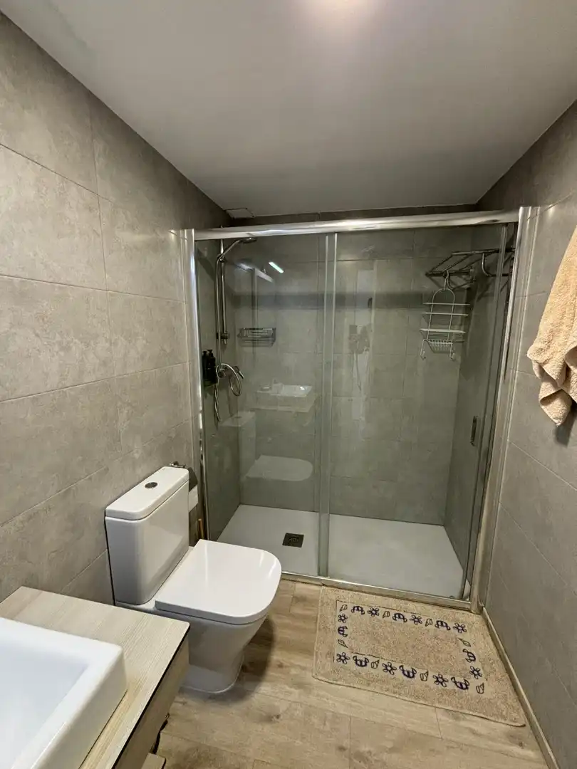 Baño de Apartamento de alquiler en L'Estartit con Aire acondicionado, Calefacción y Terraza